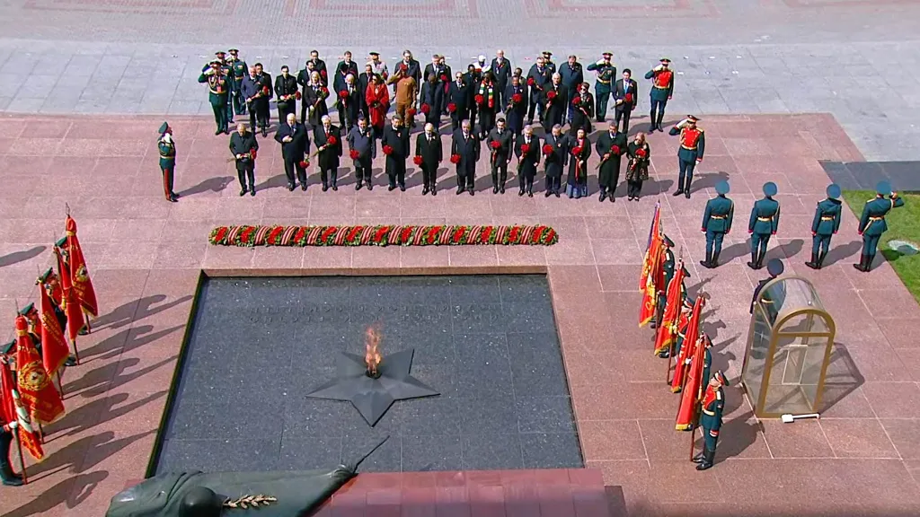 russian-president-and-foreign-guests-lay-flowers-at-tomb-of-unknown-soldier.jpg