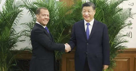 Xi Jinping se encontra com Dmitry Medvedev.jpg